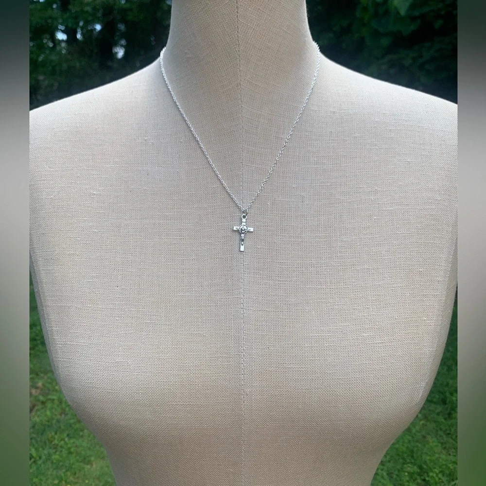 NWT Sterling Silver Plated Chain & Crucifix Alloy Metal Charm Necklace - Picture 3 of 14